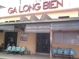 porte centre de Long Bien Railway Station.jpg