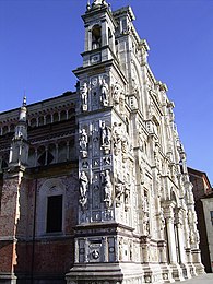 La fachada vista desde el lateral.