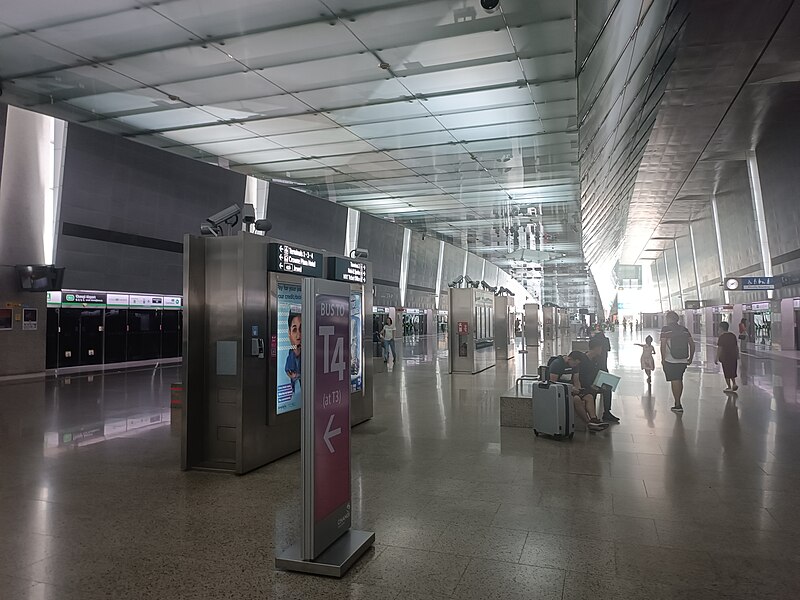 File:Changi Airport MRT Station platform (230815) 01.jpg