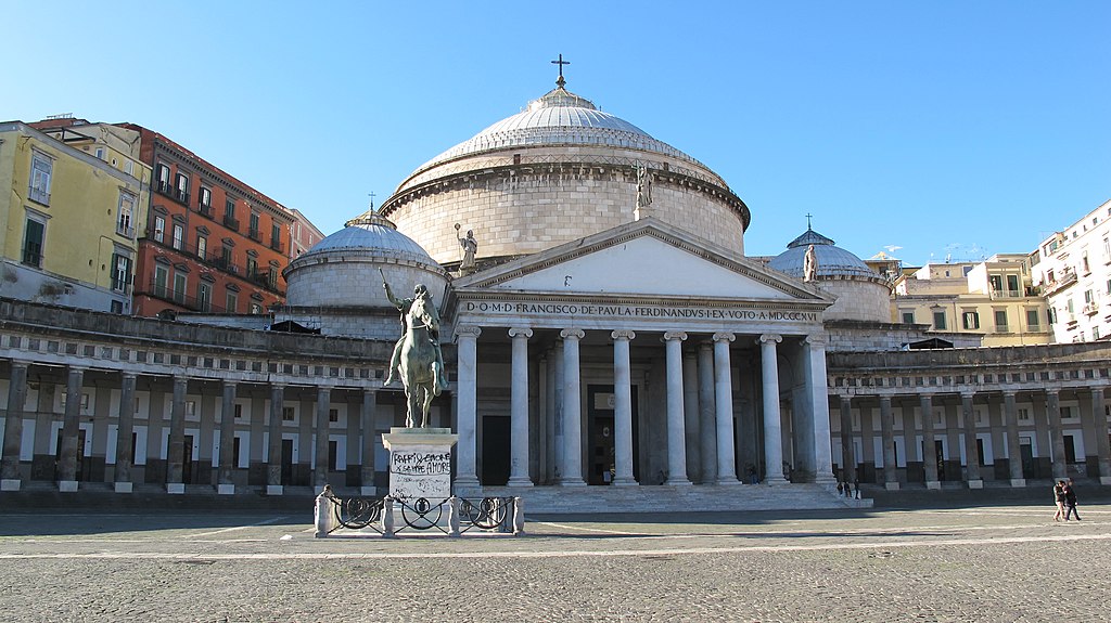 Statue équestre devant la Basilique San Francesco di Paola à Naples - Photo de Pietro Scerrato