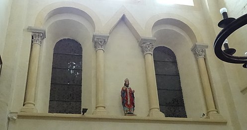 Côté intérieur d'un mur de transept, Notre-Dame-du-Port. Les deux baies plein-cintre sont faiblement éclairées par les vitraux des grandes baies extérieures.