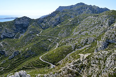 Vue depuis l'est du versant du col descendant vers la calanque.