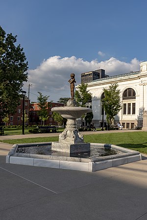 Columbus Metropolitan Kütüphanesi - Carnegie Plaza Çeşmesi 1.jpg