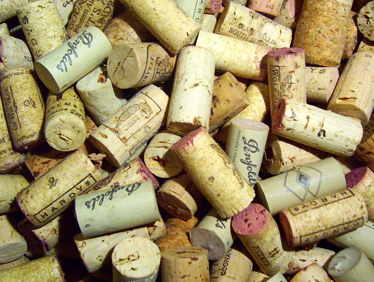 https://upload.wikimedia.org/wikipedia/commons/thumb/3/33/Corks20.jpg/1200px-Corks20.jpg