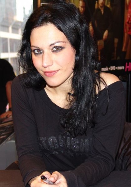 Cristina Scabbia of Lacuna Coil performed guest vocals on "À Tout le Monde (Set Me Free)". She appeared on stage with Megadeth to perform the song in 