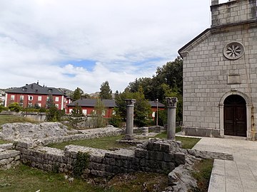 Pogled na Dvorac kralja Nikole i ostatke manastira