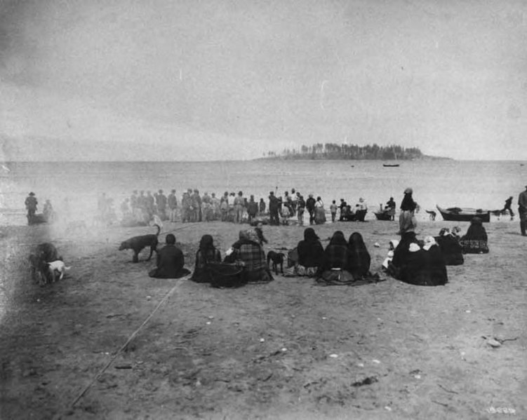 File:Crowd of Makah Indians gathered around whale carcass on the beach, Neah Bay, Washington, 1910 (CURTIS 2115).jpeg