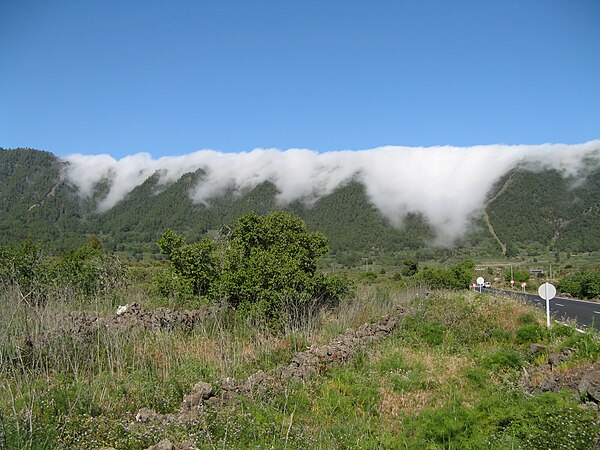 Dissolving Föhn clouds over Cumbre Nueva (1400 m), La Palma