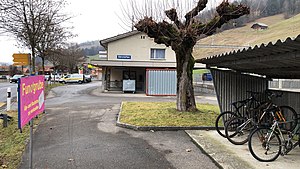 Zweistöckiges Bahnhofsgebäude mit Satteldach