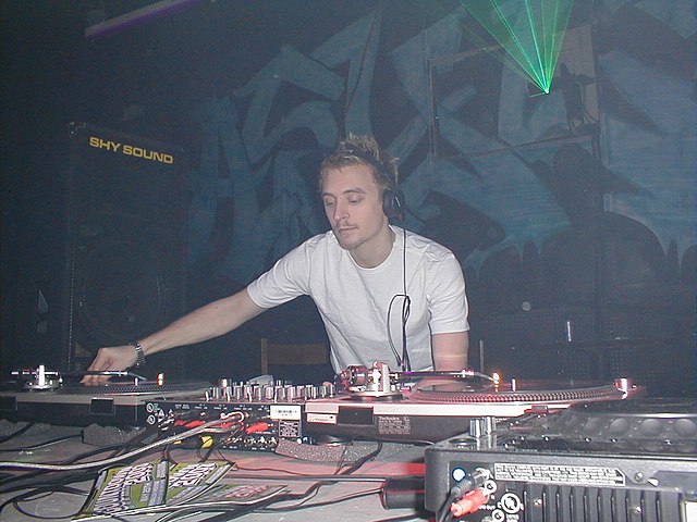 DJ Fresh performing at a rave in Springfield, Massachusetts in 2003