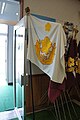 かつての団長旗、桜星1個で陸将補若しくは1等陸佐が指揮官の団長旗として使用。その隣にある中隊旗は施設群等隷下の施設中隊旗で、横線が細い事から中隊旗（乙）となっている。いずれも南恵庭駐屯地資料館にて撮影