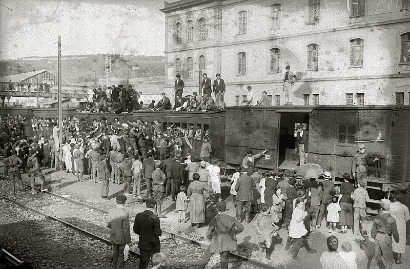 File:Despedida a las tropas antes de partir a la guerra de África (13 de 14) - Fondo Car-Kutxa Fototeka.jpg