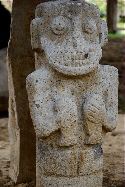 File:Detalle de estatua XV, en el Parque Arqueológico de San Agustín.jpg