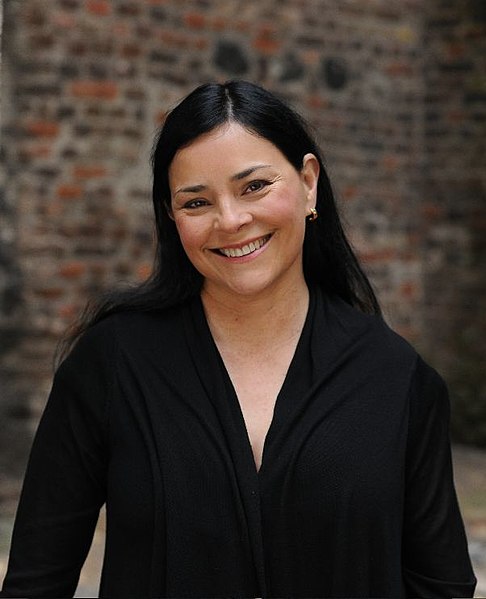 File:Diana Gabaldon (2010) (cropped).jpg