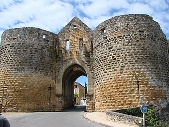 Une autre entrée franchie par le comte et son tacot. (Porte des Tours, Domme)