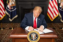 Donald Trump signing EO on Iran sanctions P20180805SC-0480.jpg