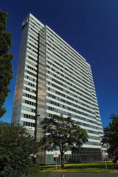 File:Dreischeibenhaus in Duesseldorf-Stadtmitte, von Nordwesten.jpg