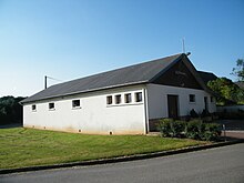 De gemeenschappelijke hal gebouwd in 1980 door vrijwillige bewoners.