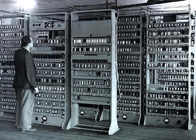 ה-EDSAC, מחשב בריטי, אחד הראשונים שיוצרו בעולם.
