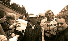 Eddy Planckaert bedonst Fons De Wolf, Dwars eshik Belgiya, 1988, Waregem, Maurice Terryn (KOERS kollektsiyasi. Van de Vielersport muzeyi) .jpg