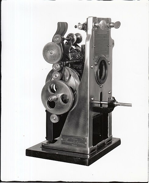 File:Edison projecting kinetoscope, drive side. (1bb43be4-0a7b-4217-a894-128ee349de7b).jpg