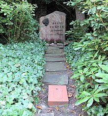 Gedenkstein für Henny Porten mit Ehrengrab-Markierung auf dem Kaiser-Wilhelm-Gedächtnis-Friedhof