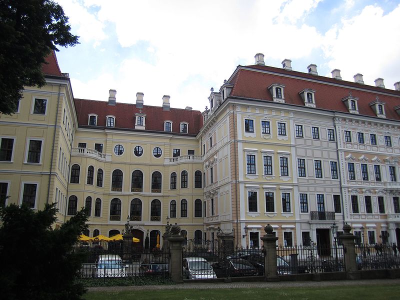 File:Eingangsseite Taschenbergpalais.JPG