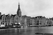 Blick von der Speicherinsel auf die Häuserzeile am Elbing-Fluss, um 1930