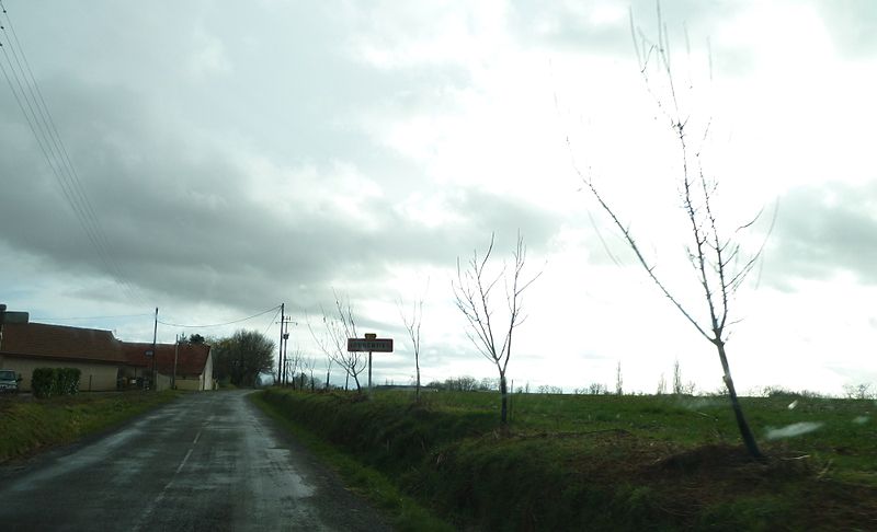 File:Entrée dans Lourenties.JPG