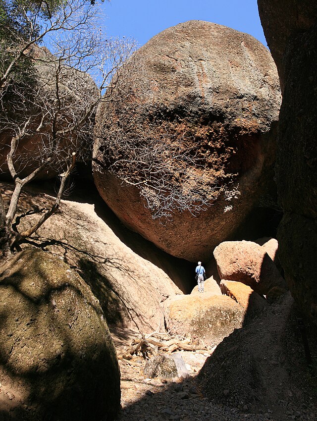 File:Entrance_to_Balconies_Cave_at_Pinnacles_National_Park.jpg