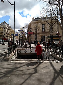 Entrance to Odéon metro station (37050430291).jpg
