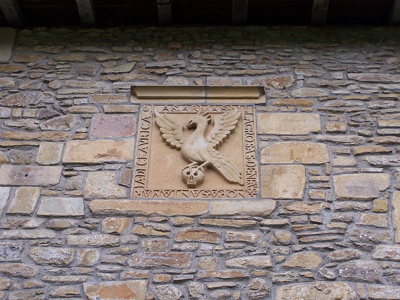 File:Escudo puerta oeste Colegiata de Santa María de Zenarruza.jpg