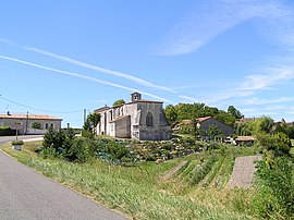 Die Kirche und Umgebung in Étriac