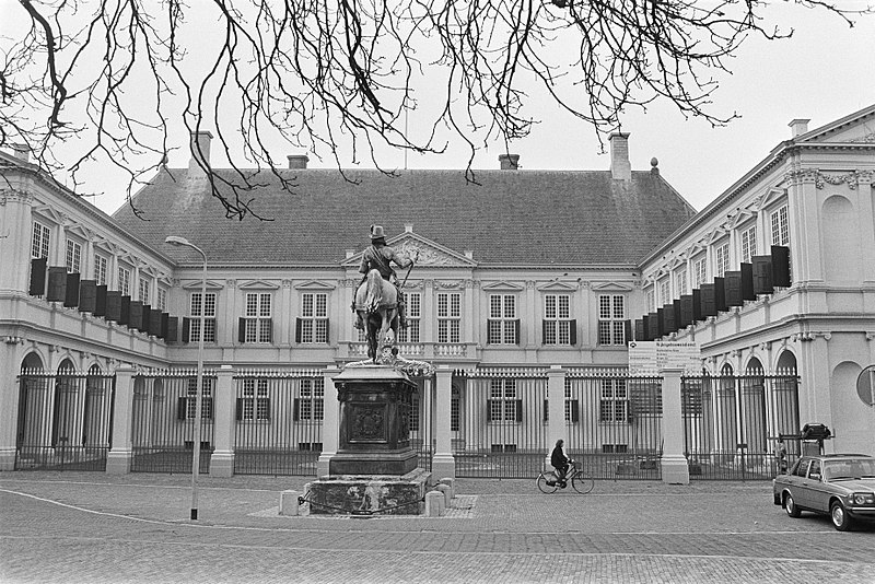 File:Exterieur Paleis Noordeinde in Den Haag, Bestanddeelnr 932-8293.jpg