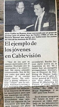 Recorte de periódico con Horacio Gennari y Alvin Toffler en el Foro FAMA de 1985