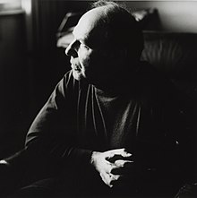 Imre Kertész mit nachdenklichem Blick, 1992 in der Villa Waldberta