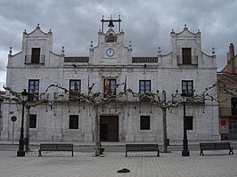 Fachada del ayuntamiento de Nava del Rey.