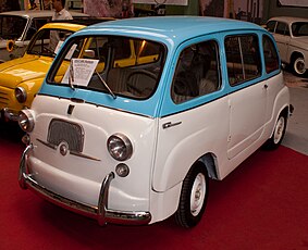 Fiat 600 Multipla. Wystawa samochodów Prywatnego Muzeum Motoryzacji i Techniki w wytwórni Wódek Koneser.