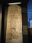 עמוד נושא כתובת המציינת את שמות הקיסרים אספסיאנוס וטיטוס וכן את הלגיון העשירי פרטנסיס ומפקדו, אשר שמו נמחק מהכתובת, וזוהה כפלביוס סילבה