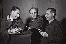 ברוך צ'מרינסקי (מרכז) ביחד עם צבי פרידלנד (שמאל) ומקס ברוד (ימין), 2 באפריל 1942