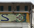 Fleurs stylisée, détail de l'enseigne supérieure de l'hôtel de style Art Nouveau "Suisse et Bordeaux" à Grenoble.