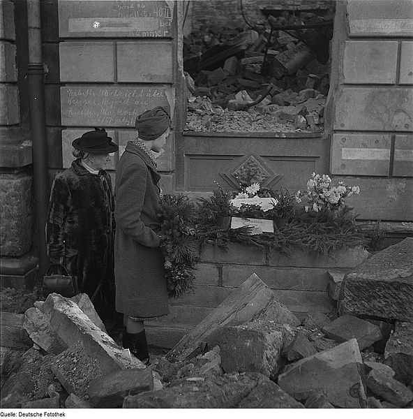 Gedenken am Totensonntag vor einer Ruine 1946