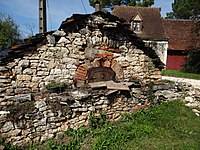 Forno piccolo molto basso, ricoperto di ardesia.