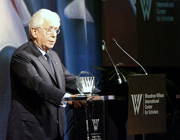 Lowy receiving the Woodrow Wilson Award for Corporate Citizenship in 2005