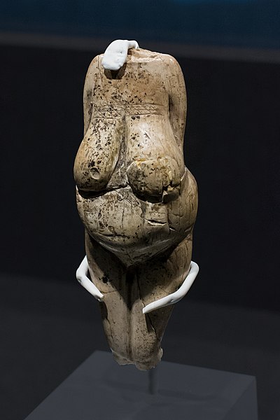 File:Frauenstatuette Kostenki Mammutelfenbein 1.jpg