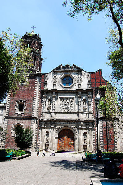 File:Frente al Templo de San Fernando.JPG