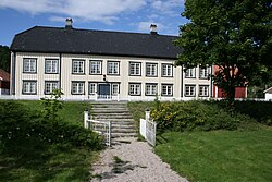 Blick auf das Kulturzentrum im Dorf