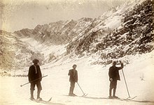 Skiers with single poles in the Italian Piedmont, near Val Pellice in 1898. Among them Adolfo Kind Gabinio.Ciabotta Del Pra Val Pellice-Ing. Kind, Prof.Valbusa-Ing.Benassati-Prime Esercitazioni 124B2.jpg