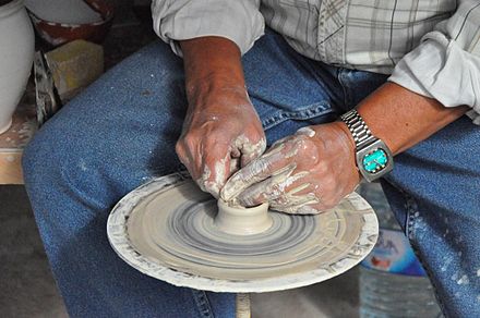 Umiejętność wytwarzania naczyń ceramicznych techniką tradycyjną.