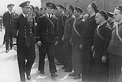 Kong George VI besøker «Draug» i mai 1940